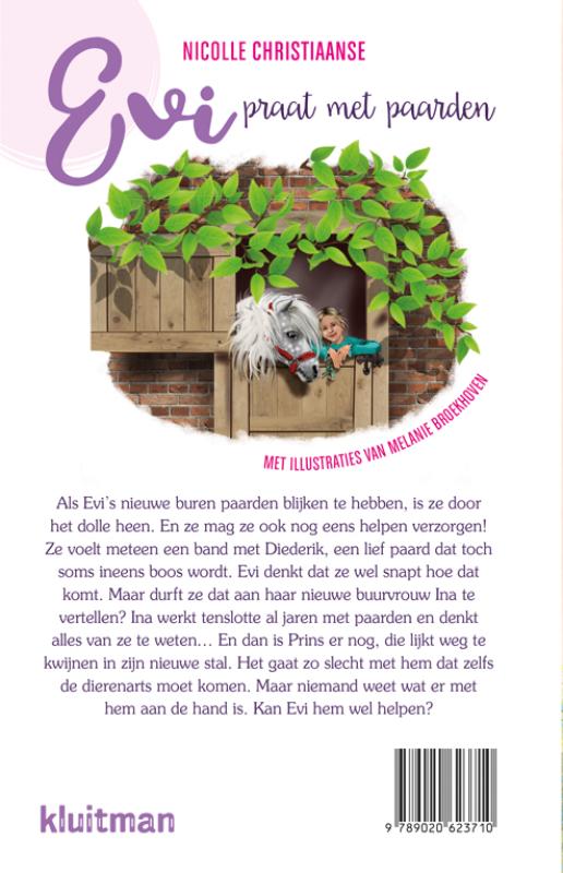 Evi praat met paarden achterkant