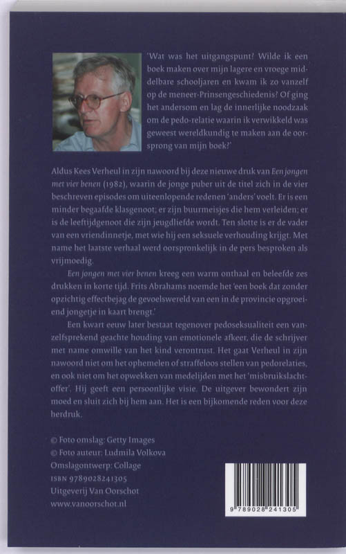 Een jongen met vier benen achterkant