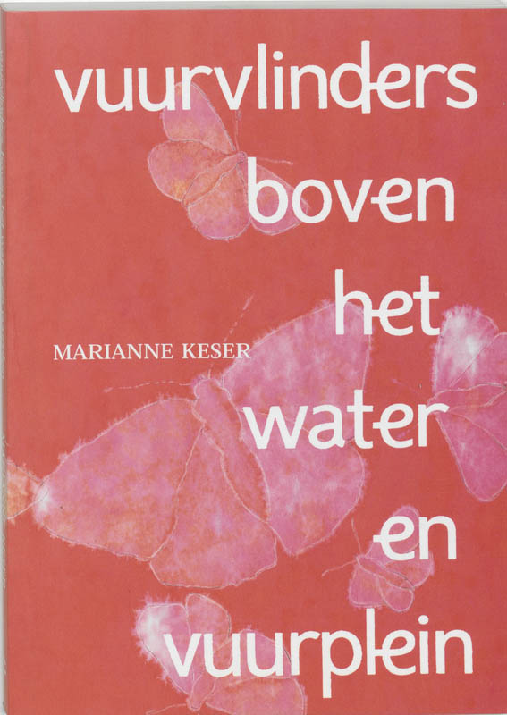 Vuurvlinders boven het water en vuurplein