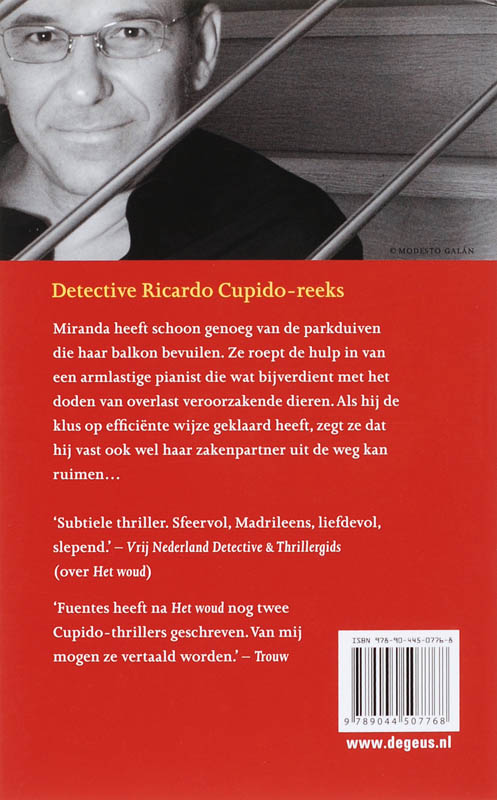 De handen van de pianist achterkant