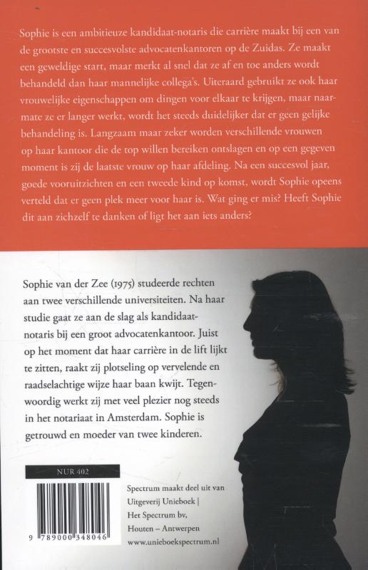 Een hen tussen de haantjes achterkant