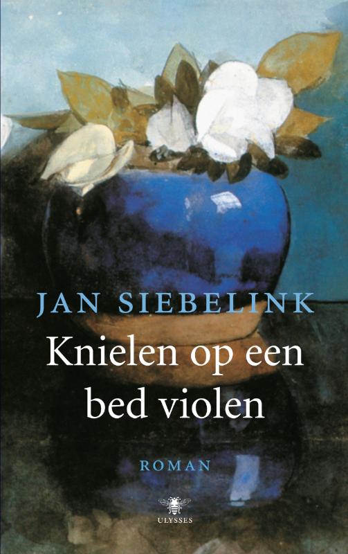 Knielen op een bed violen