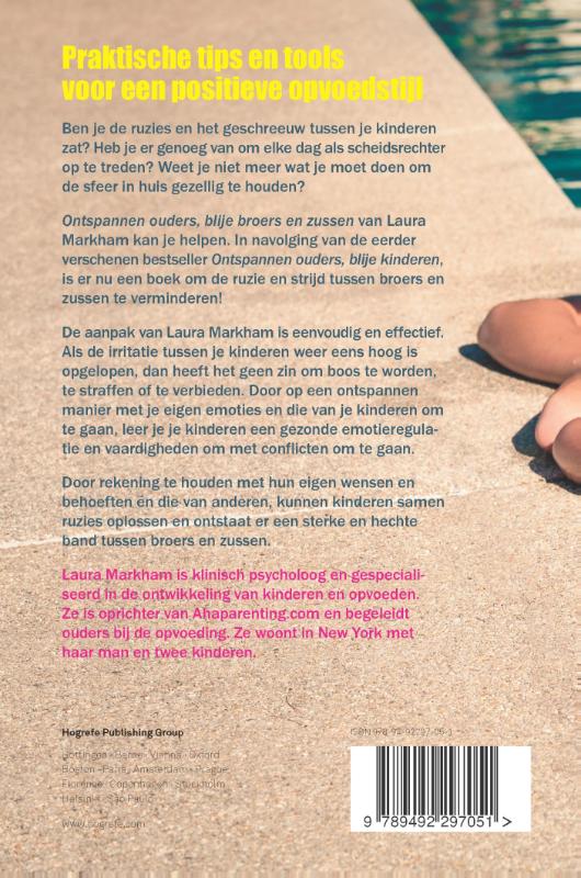 Ontspannen ouders, blije broers en zussen achterkant