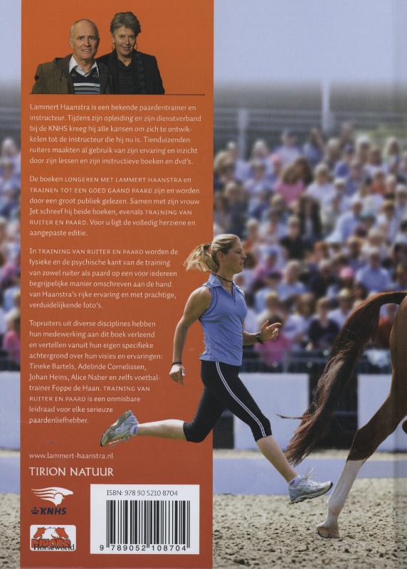 Training van ruiter en paard achterkant