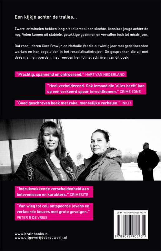 De man achter de crimineel achterkant