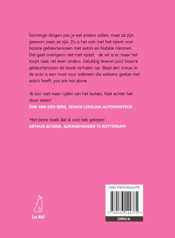 Stapt een vrouw in de auto achterkant