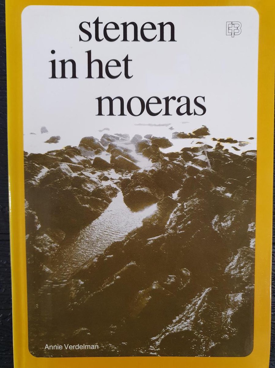 Stenen in het moeras