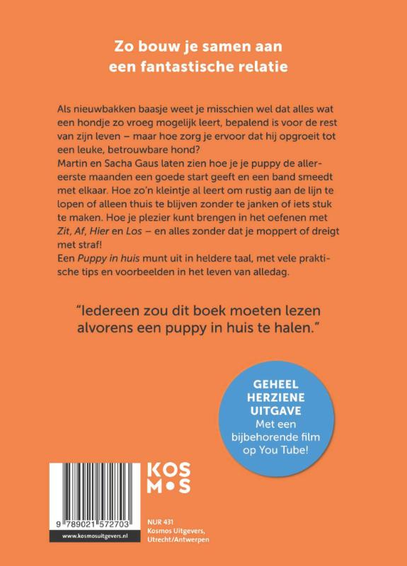 Een puppy in huis achterkant