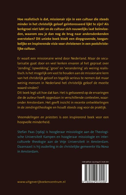 Vreemdelingen en priesters achterkant