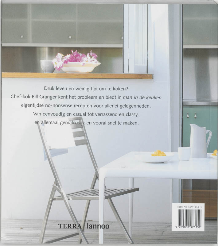 Man in de keuken achterkant