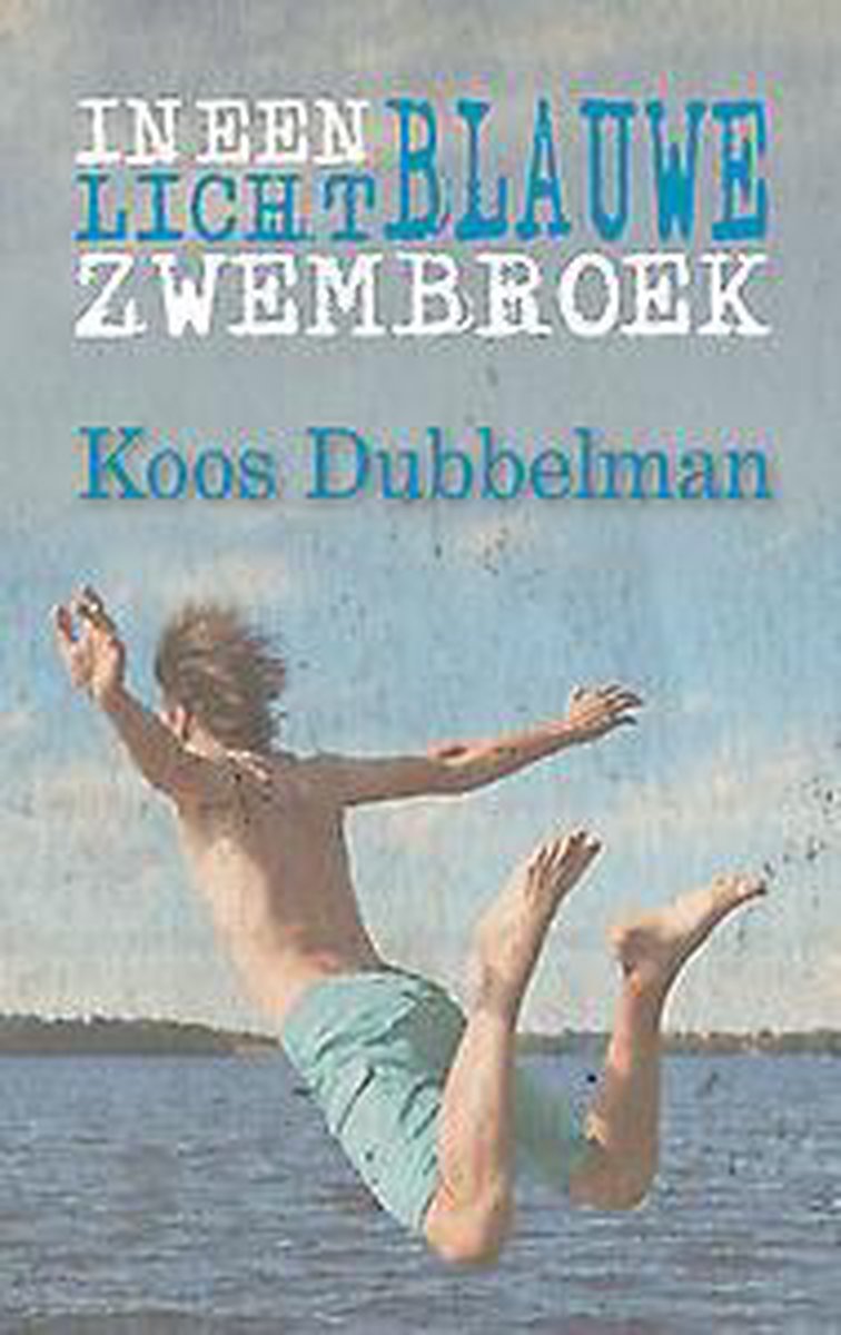 In een lichtblauwe zwembroek