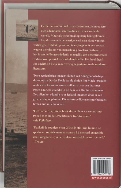 In zee, twee jongens achterkant