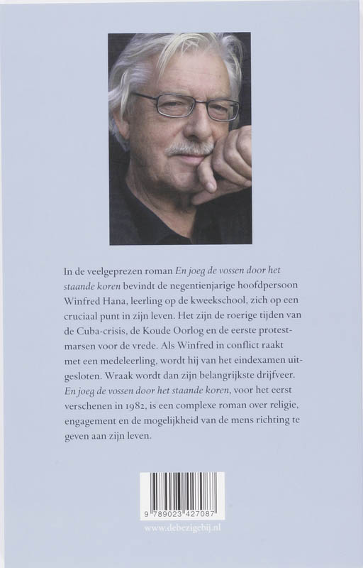 En joeg de vossen door het staande koren achterkant