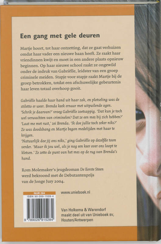 Een gang met gele deuren achterkant