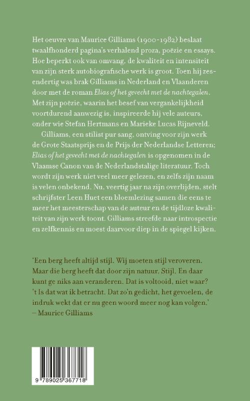 Een binnenplaats met gras achterkant