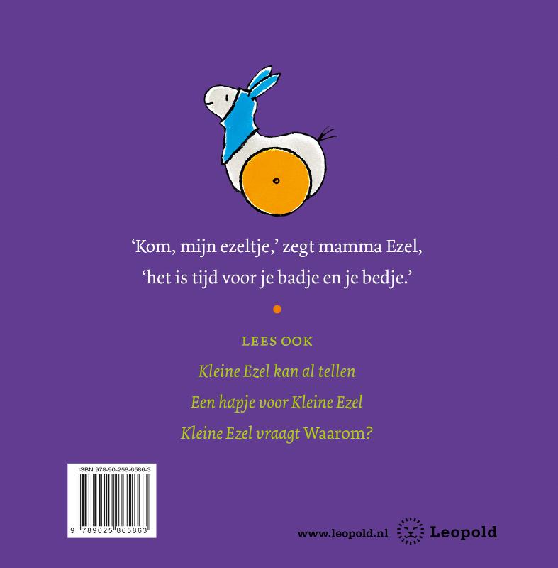 Kleine ezel gaat in bad achterkant