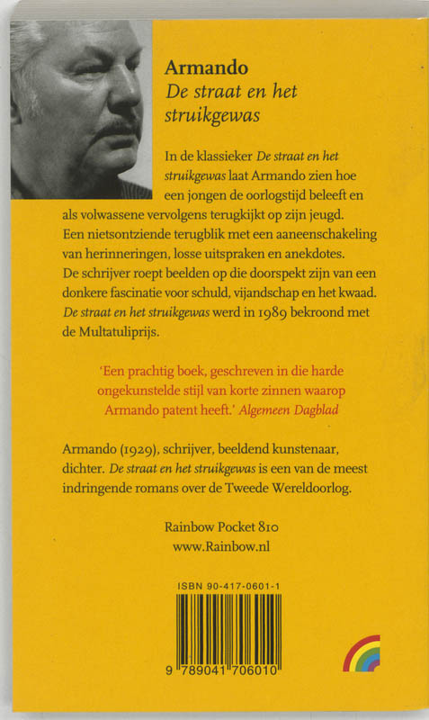 De straat en het struikgewas achterkant