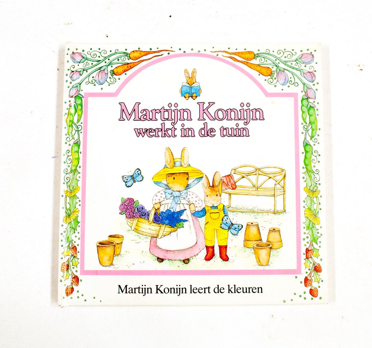 Martijn konijn werkt in de tuin