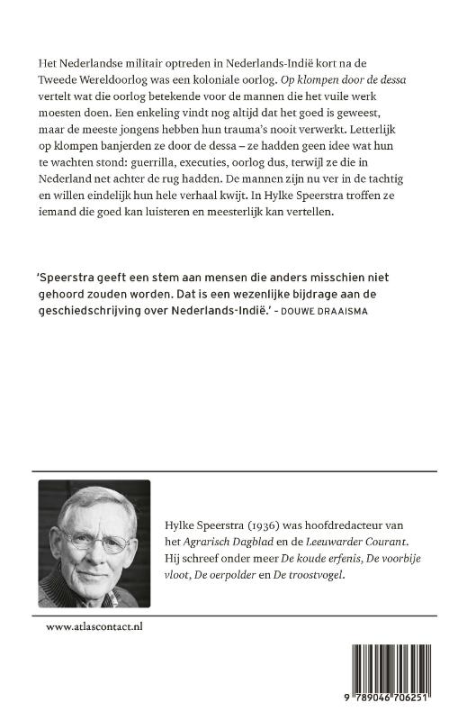 Op klompen door de dessa achterkant