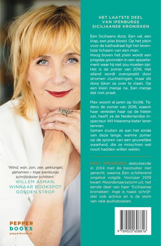 De mannen vallen achterkant