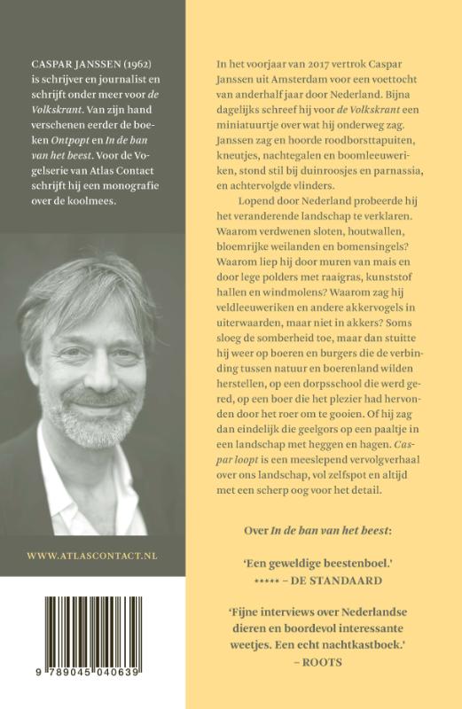 Caspar loopt achterkant