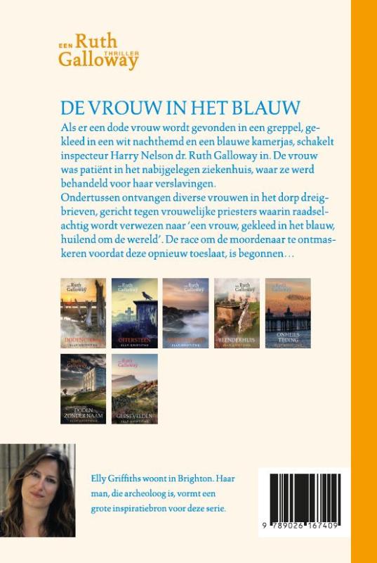 De vrouw in het blauw / Ruth Galloway / 8 achterkant