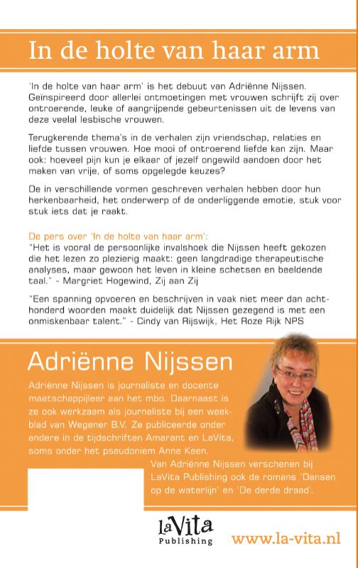 In de holte van haar arm achterkant