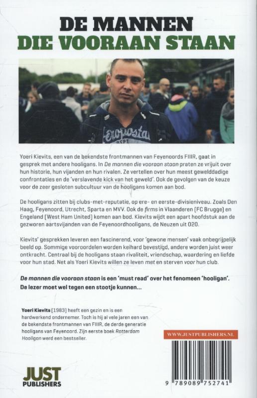 De mannen die vooraan staan achterkant