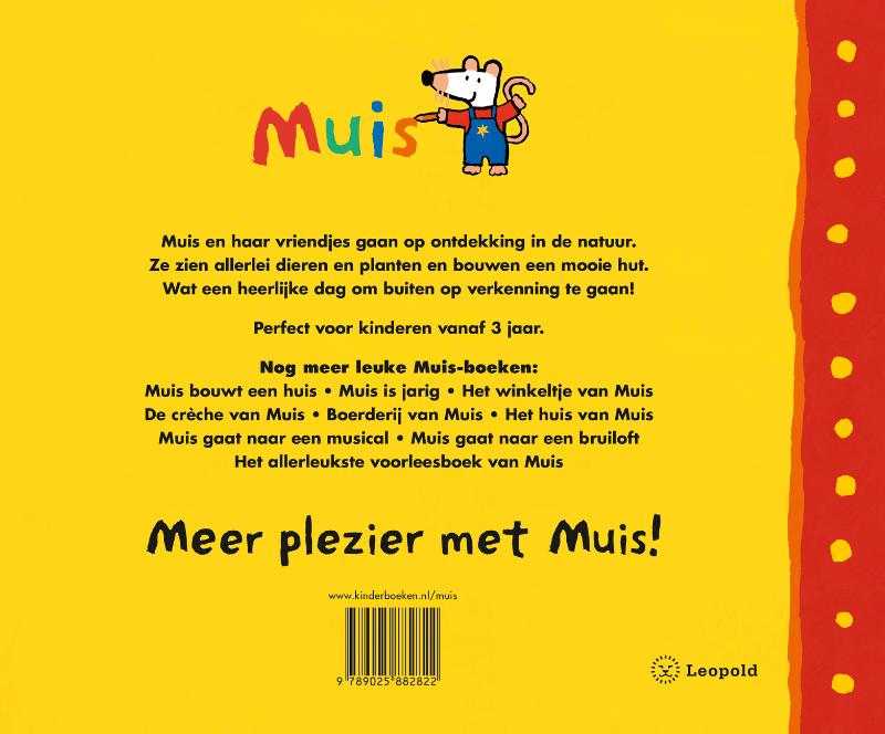 Muis wandelt in de natuur / Muis achterkant