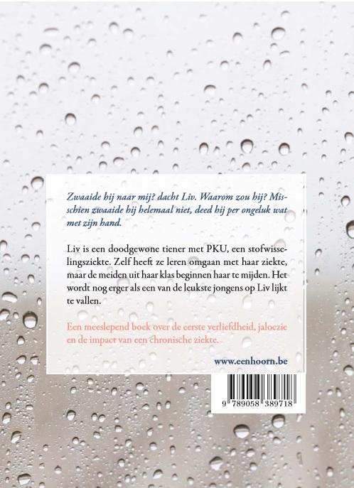 Onder een paraplu met gaatjes achterkant